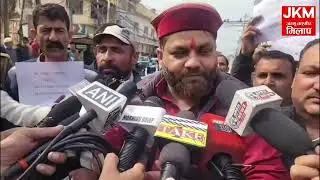 Daily wagers stage a massive protest outside the CM&rsquo;s residence demanding justice and regularization