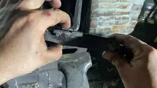 Ковка и установка деталей оружейных замков.