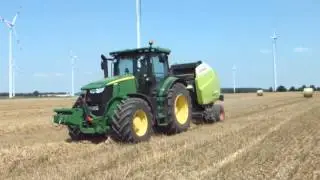 John Deere 7230 R presst mit Claas 385 RC Variant Stroh zu Rundballen (Brandenburg 2012)