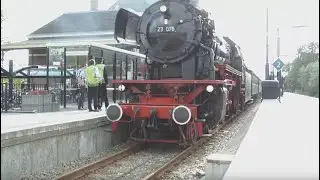 Locomotieven 23 071 en 23 076 komen aan in Sneek met museumtrein