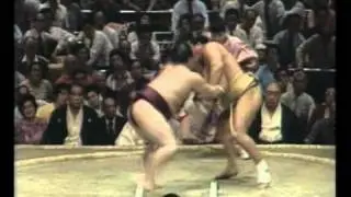 Takanosato vs. Wajima : Aki 1980 (隆の里 対 輪島)