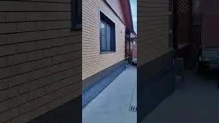 Отделка цоколя фасадными панелями Docke со скрытым монтажом отлива.