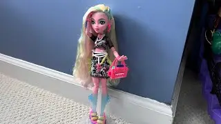 Распаковка и обзор куклы Лагуна Блю из серии Monster High Day Out.