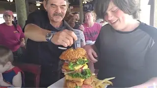 Уильям побеждает Энди и Билла в турнире Surf N Turf Challenge в Crabby Joe's (ВЫ ДОЛЖНЫ УВИДЕТЬ Э...
