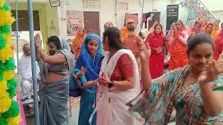 अर्घ समर्पित करते हुए 