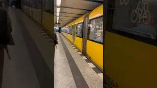 U-Bahn Berlin BVG H Zug Ausfahrt #bvg #berlin #train