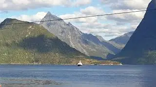 Hj&oslash;rundfjorden og &Oslash;rsta Sentrum