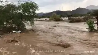 سحابة ضخمة تضرب حرات مكة الشرقية ويسيل منها وادي المغمس الجمعة 15-3- 1440 & 22-11-2018