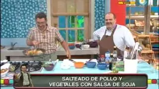 Salteado de pollo y vegetales con salsa de soja