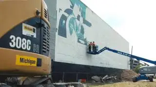 Time-lapse shows 200-by-55-foot mural being painted on Carhartt's new Detroit store