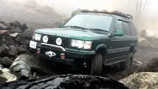 RANGE ROVER P38 OFF-ROAD in a foggy day.