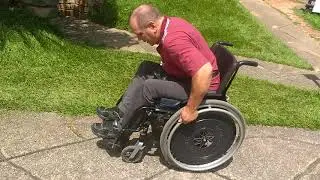 Aprenda andar de cadeira de rodas para não cair nas subidas e descidas
