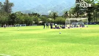Toque de g&ecirc;nio: atr&aacute;s da trave, R10 acerta o gol