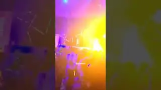 Julia Beautx und Rewinside k&uuml;ssen sich bei der SWR3 Halloween Party 31.10.2023
