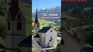 Eine Rollende Landstra&szlig;e dreht eine Runde um St. Jodok