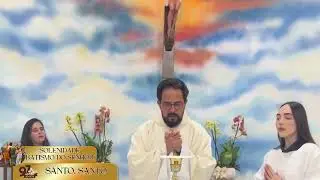 Santo, Santo, Senhor Deus do Universo, o C&eacute;u e a Terra proclamam vossa Gl&oacute;ria 🙌🏻