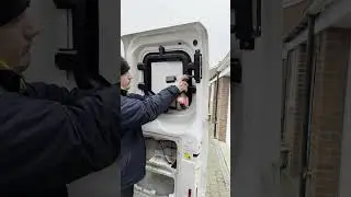 Установка замков на фургоны для сохранности инструментов #шорты