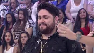 César Menotti e Fabiano fazem homenagem à mãe no palco do programa