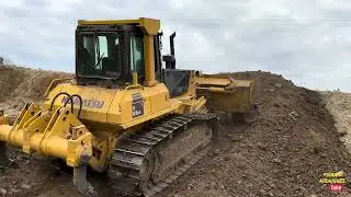 Trator de esteiras D61EX reformando barragem 