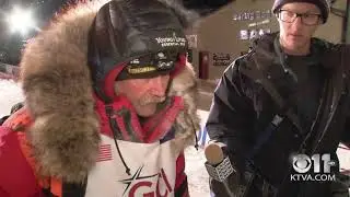 Iditarod 2018 - Mitch Seavey crosses the Burled Arch