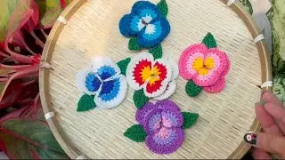 Beautiful crochet orchid tutorial / Tutorial on crocheting beautiful orchids to decorate bags and...