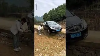 A Car Wheel Falls Onto A Curb; An Experienced Driver Teaches You How To Get Out.