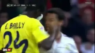 Jugardor Del Villarreal agrede a Chicharito Hernandez | Real Madrid VS Villarreal 2015 |