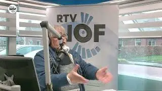 Redactie van Op &lsquo;e Hichte over de overdracht van 16 jaargangen van de dorpskrant