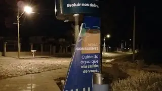 Chuveiro da corsan a beira mar desperdiçando água na calada da noite