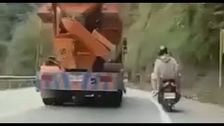 【車禍影片】南投台14線水泥車與雙載機車擦撞