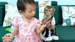 Diem shared her food with Monkey Kaka; they're both so cute.