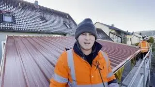 Profis verlegen Blechdach auf dem Carport