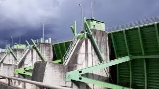 Compuertas de la Central Hidroel&eacute;ctrica Macagua abiertas por crecida del r&iacute;o Caron&iacute; de 2018