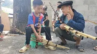 A Lý vào bản gặp nghệ nhân truyền dạy khèn mông cho các em nhỏ.