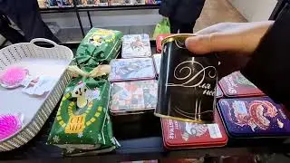 На Арбате большой подарок, в магазине огромные карты, хожу по рынку