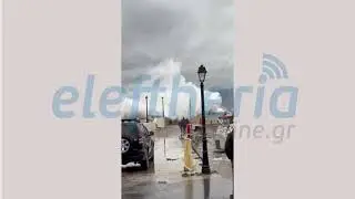 &Pi;&alpha;&rho;ά&lambda;&iota;&omicron; &Alpha;&sigma;&tau;&rho;&omicron;&sigmaf;: &Eta; &sigma;&tau;&iota;&gamma;&mu;ή &pi;&omicron;&upsilon; &tau;&alpha; &tau;&epsilon;&rho;ά&sigma;&tau;&iota;&alpha; &kappa;ύ&mu;&alpha;&tau;&alpha; &pi;&alpha;&rho;&alpha;&sigma;ύ&rho;&omicron;&upsilon;&nu; &tau;&omicron;&nu; ά&tau;&upsilon;&chi;&omicron; &lambda;&iota;&mu;&epsilon;&nu;&iota;&kappa;ό