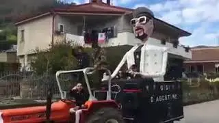 Carro di carnevale dedicato a Gigi D'agostino