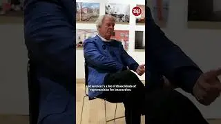 Внутри недавно отреставрированного зала имени Стюарта Вайцмана с деканом Фредериком Штайнером.