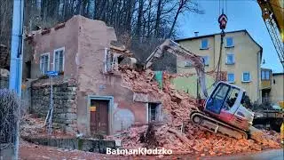 Kuriozalny wypadek Koparki podczas wyburzania pustostanu Wambierzyce 22.01.2024r.