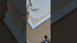 Vorbereitung vor dem Malen mit Acrylfarbe - Leinwand spannen - Holzkeile mit dem Hammer befestigen