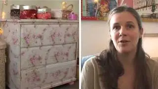 Comment décorer un vieux meuble avec du papier peint ?