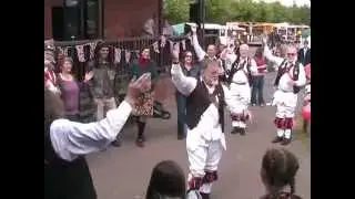 Morris Dancing Lesson! Morris Dancing for Beginners!