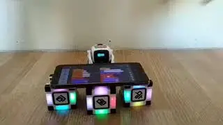 Hi. This is robot Cozmo from Anki. lt is a DJ. Привет мой робот козмо от компании Анки он диджей.