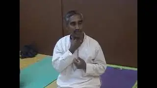 Мунусами Мадаван показывает выполнение джаландхара бандхи Pranayama Jalandhara bandha explanation