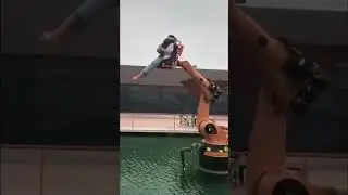 Jerky Robot Arm Ride that dips your feet in water