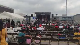 todo est&aacute; preparado para un evento de lucha libre en Toronto Canad&aacute; cachorro negro y gallo de plata