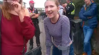 Две молодые девушки получают урок свободы слова