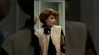 Instrutora de modelo treinando aluno na base do chicote