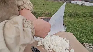 Postavljanje &Scaron;ecerne kape kao osiguranje hrane... #pcelarstvo 