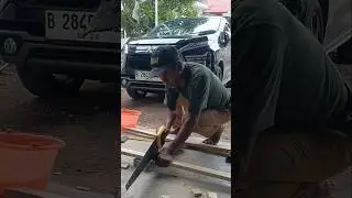 MEMOTONG RENG KAYU DENGAN GERGAJI TANGAN